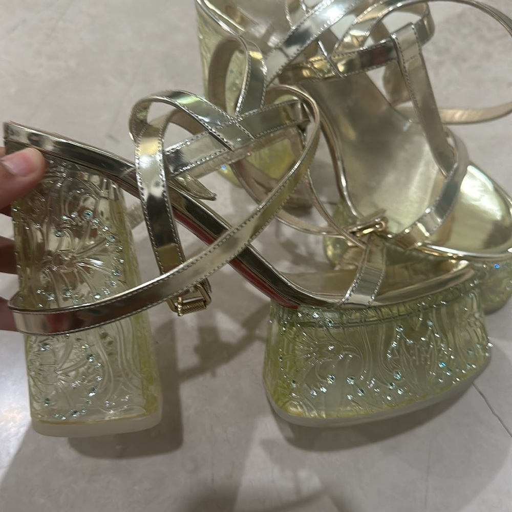 Elegant Gold and Red Platform Heels - Picture 3 of 4